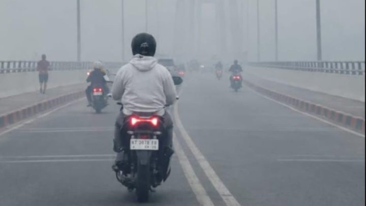Kabut Asap Pekat Akibat Karhutla Selimuti Samarinda, Penerbangan Dialihkan dan Sekolah Beralih Daring
