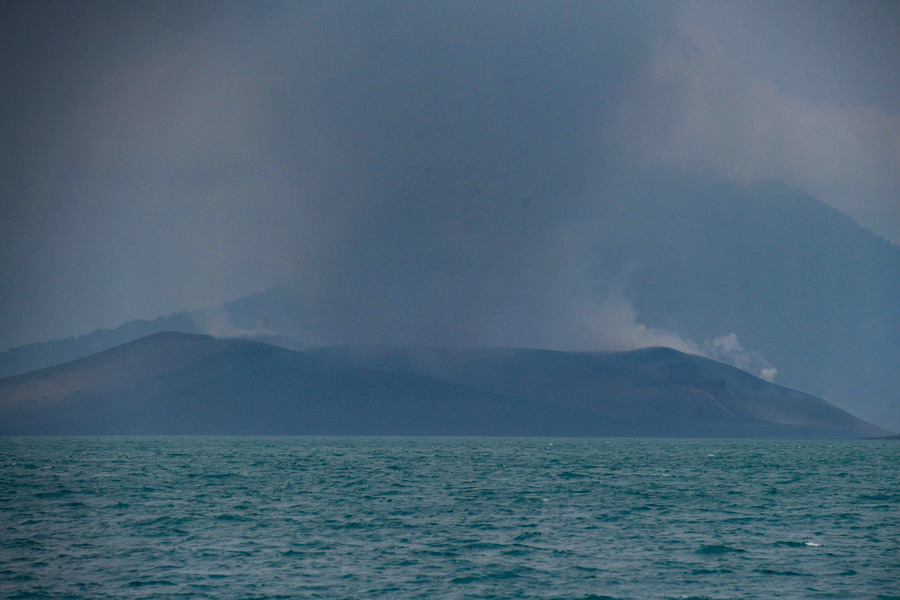 Gunung Anak Krakatau mengeluarkan asap terlihat dari perairan Selat Sunda di Kabupaten Lampung Selatan, Lampung, Rabu (9/9/2026).