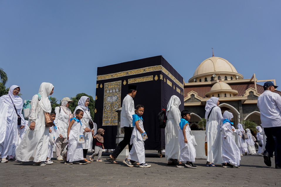 Sejumlah anak didampingi guru dan orang tua mengelilingi Ka'bah saat mengikuti latihan manasik haji di Kabupaten Pekalongan, Jawa Tengah, Sabtu (5/9/2026).