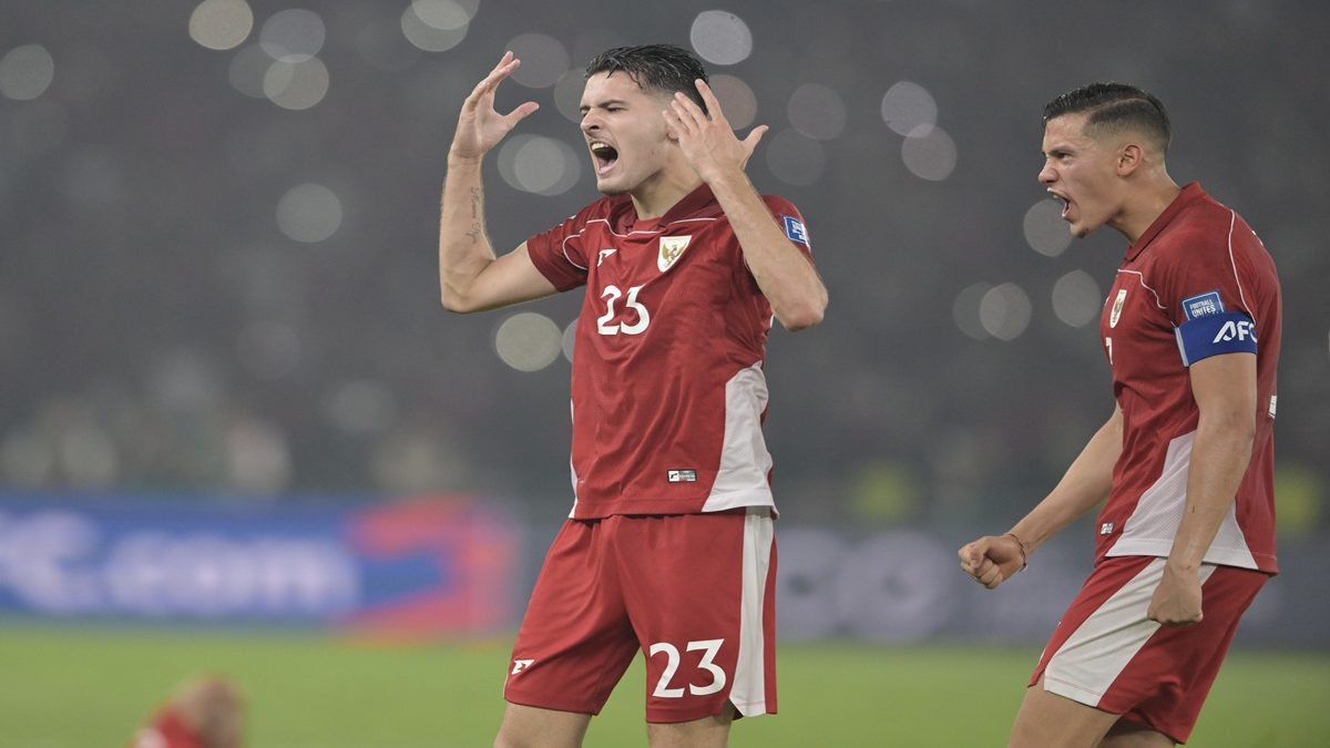 Ekspresi pesepak bola Timnas Indonesia Jays Noah Idzes (kanan) bersama rekannya Justin Hubner (kiri) usai mengalahkan Timnas China pada pertandingan Kualifikasi Piala Dunia 2026 putaran ketiga Grup C di Stadion Utama Gelora Bung Karno, Jakarta, Kamis (5/6/