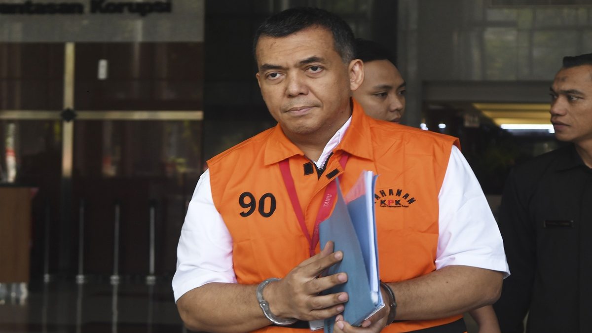 Mantan Wakil Menteri Imigrasi dan Pemasyarakatan (Imipas) Silmy Karim berjalan usai diperiksa di Gedung Merah Putih KPK, Jakarta,Jumat (19/6/2026).