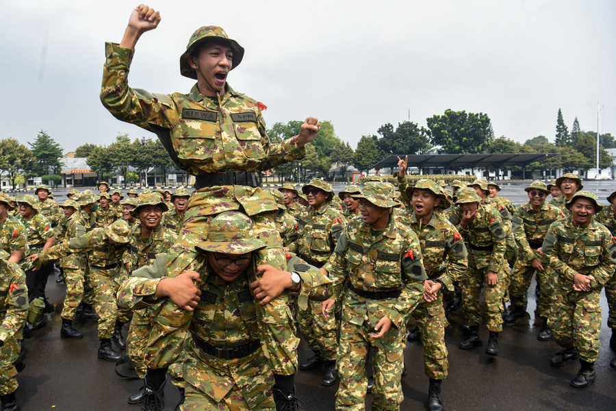 Sejumlah peserta program Sarjana Penggerak Pembangunan Indonesia (SPPI) meneriakkan yel-yel saat mengikuti Pelatihan Dasar Kemiliteran (Latsarmil) calon manajer Koperasi Desa Merah Putih (KDMP) di Brigif 1 Marinir Cilandak, Jakarta, Kamis (25/6/2026).