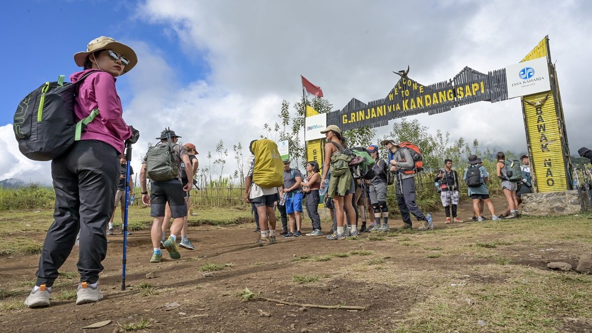 Sejumlah wisatawan asing berjalan saat memulai pendakian melalui jalur Bawak Nao Gunung Rinjani, Sembalun, Lombok Timur, NTB, Sabtu (8/6/2024).