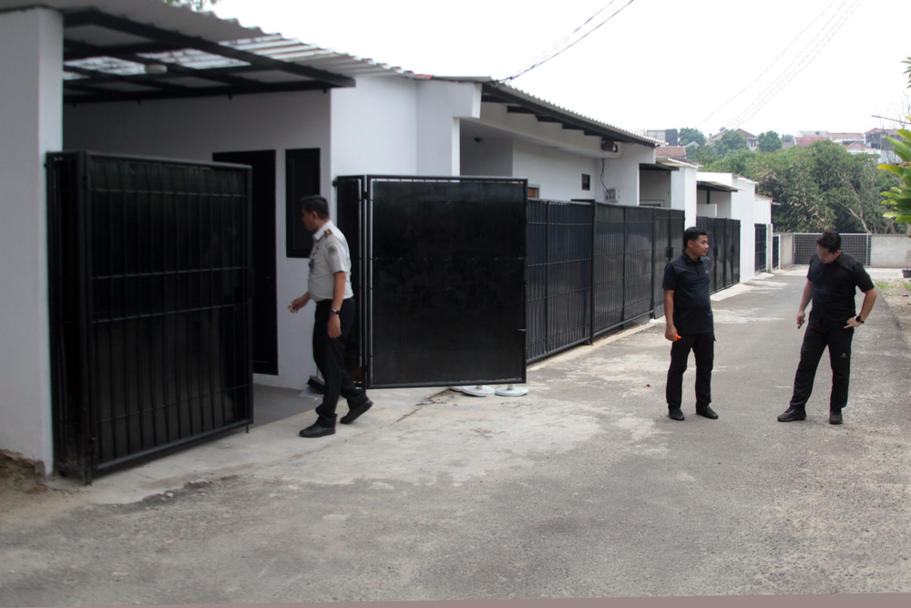 Petugas berjaga di depan rumah yang sebelumnya diperiksa secara mendadak oleh Ombudsman RI di Lapas Kelas IIA Cibinong, Kabupaten Bogor, Jawa Barat, Kamis (24/9/2026)